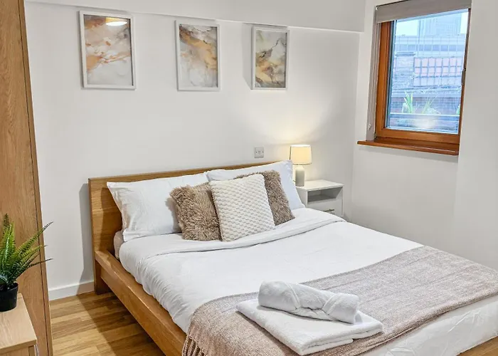 Cozy Apartment - 2 Beds, Sleeps 5, Free Parking!